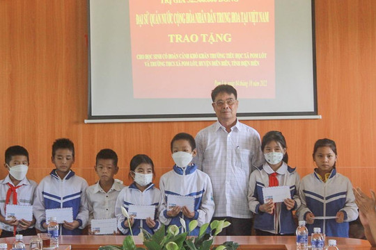 15 học sinh tại Điện Biên nhận học bổng từ Đại sứ quán Trung Hoa