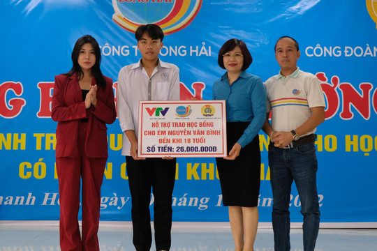 Công đoàn Giáo dục Việt Nam trao học bổng tới học sinh nghèo vượt khó