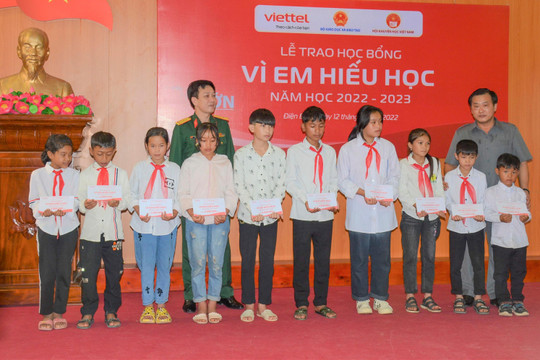 990 học sinh vùng khó tại Điện Biên nhận học bổng 'Vì em hiếu học'