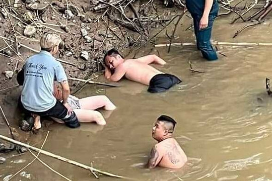 Video người đàn ông liều mình lao xuống nước xiết cứu người ở Đắk Lắk