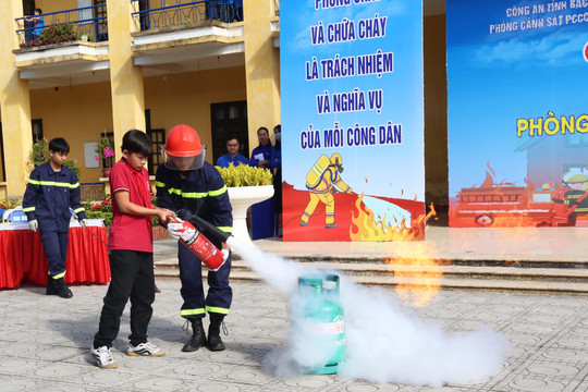 Học sinh Bắc Ninh trải nghiệm một ngày làm lính cứu hỏa