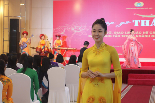 Ra mắt mẫu áo dài biểu trưng của nhà giáo Việt Nam