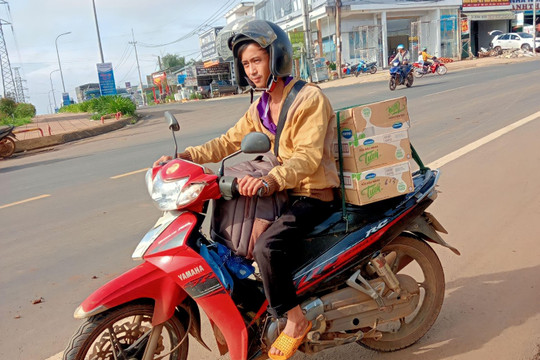 Người đàn ông đi xe máy gần nghìn cây số đến cứu trợ vùng lũ Kỳ Sơn