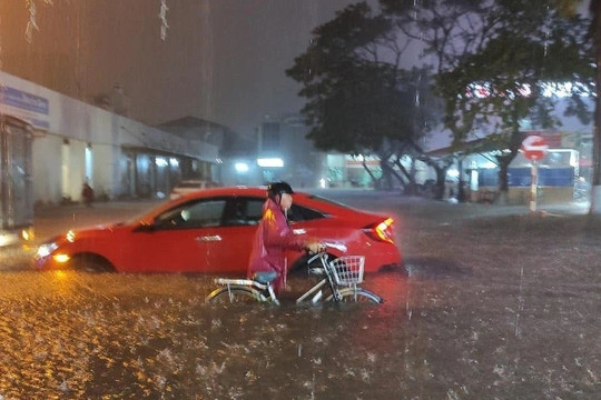 Đà Nẵng, Huế cho học sinh nghỉ học do mưa lũ