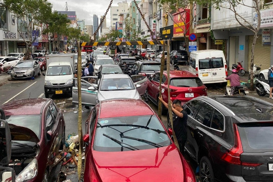 Đường phố Đà Nẵng tan hoang sau nước rút, hàng trăm ôtô chết máy giữa đường