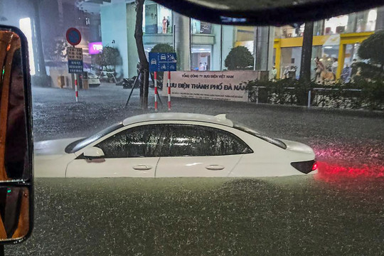 Ôtô trôi giữa phố, ngập trong các hầm gửi xe ở Đà Nẵng