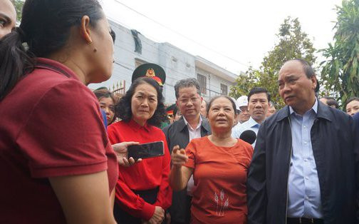 Hình ảnh Chủ tịch nước động viên người dân vùng ngập lũ Đà Nẵng