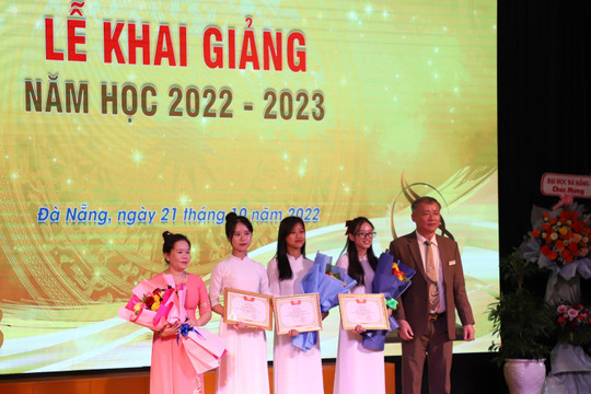 Trường ĐH Sư phạm Đà Nẵng trao 21 suất học bổng Truyền cảm hứng cho sinh viên
