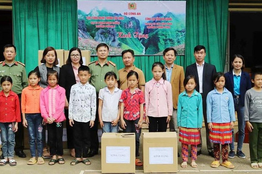 Trao tặng 20 bộ máy tính cho học sinh huyện miền núi Mèo Vạc