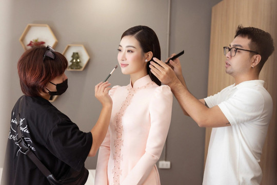 Hoa hậu Đỗ Mỹ Linh trước lễ rước dâu với doanh nhân Đỗ Vinh Quang