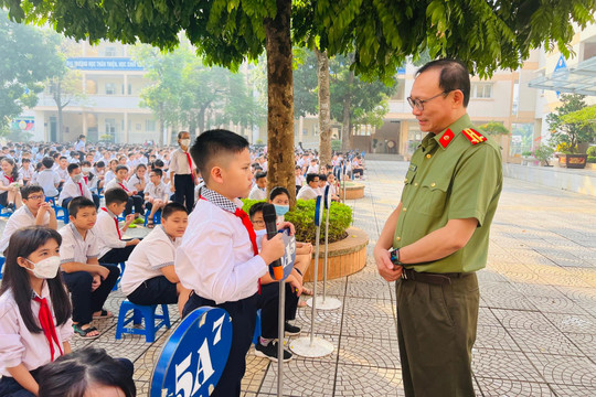 Trường tiểu học Đô thị Việt Hưng ngoại khoá kỹ năng tự bảo vệ cho học sinh