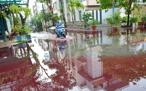 Sau cơn mưa, khu dân cư ở TP.HCM bị ngập nước có màu đỏ bất thường