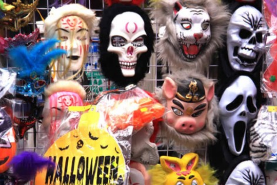 Cảnh báo nhiều trẻ bị bỏng rộp, đau rát da, nguy hiểm đến sức khoẻ vì đồ hóa trang Halloween