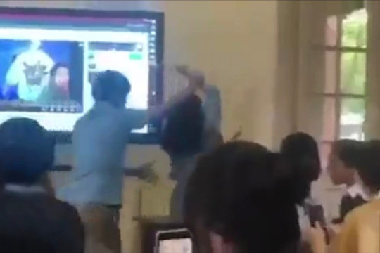 Video tình tiết mới về sự việc thầy đẩy cô ra khỏi lớp ở Huế
