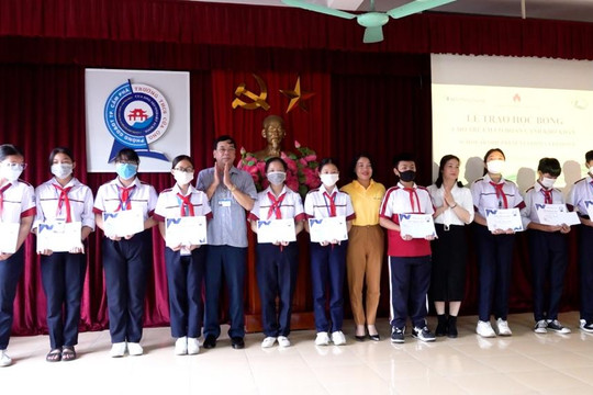 Trao học bổng cho 180 học sinh có hoàn cảnh khó khăn ở Quảng Ninh