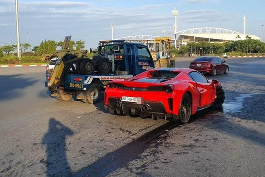 Siêu xe Ferrari va chạm xe máy khiến một người tử vong