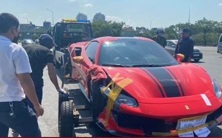 Lấy mẫu vân tay xác định người lái siêu xe Ferrari 488 gây tai nạn chết người