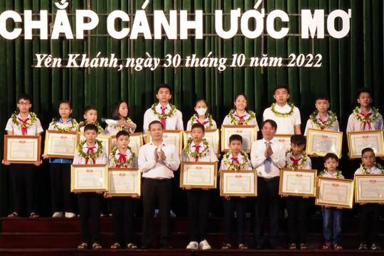 Ninh Bình trao thưởng Quỹ khuyến học, khuyến tài Vũ Duy Thanh năm 2022