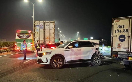 7 ô tô tông liên hoàn trong đêm trên cao tốc Pháp Vân Cầu Giẽ