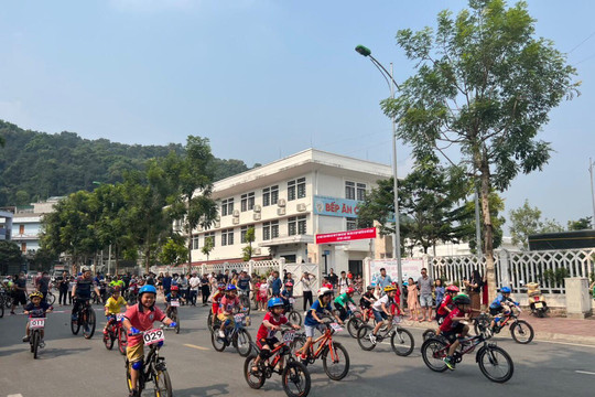Học sinh Tiểu học Lào Cai tranh tài Giải đua xe đạp Nguyễn Du mở rộng