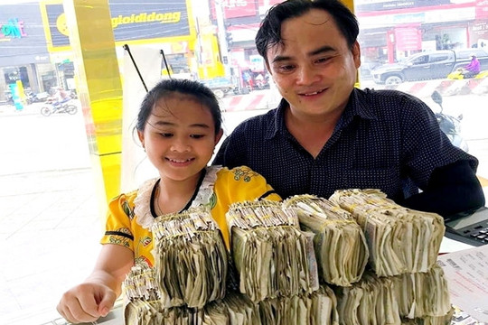 Hai bé ở Long An mang 7kg tiền tiết kiệm đi mua vàng tặng bố