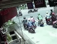 Một phụ nữ dừng xe máy chờ đèn đỏ ngã nhào xuống mương