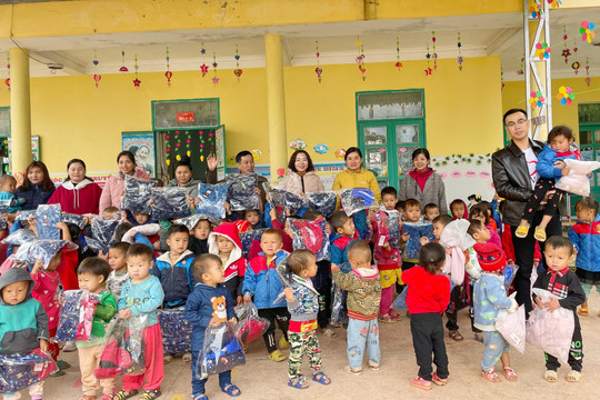 Gần 400 học sinh vùng khó Điện Biên được nhận áo ấm