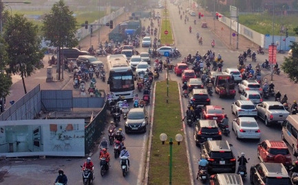 Đường dài 300m ở Hà Nội có tới 9 lô cốt cản trở giao thông