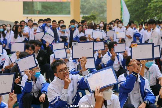 Học sinh Trường chuyên Sư phạm tổ chức giải 'Khua chiêng Vàng'