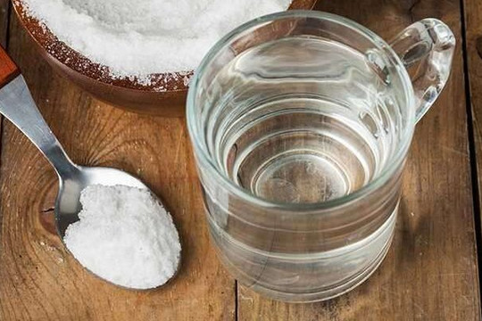 Chuyên gia cảnh báo trào lưu uống nước muối để thải độc cơ thể