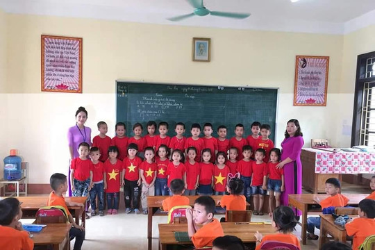 Cô giáo mầm non ứng dụng công nghệ dạy tiếng Việt