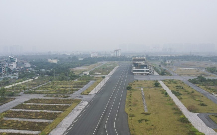 Đường đua F1 ở Hà Nội bị bỏ hoang cho cỏ dại và rác thải chiếm chỗ
