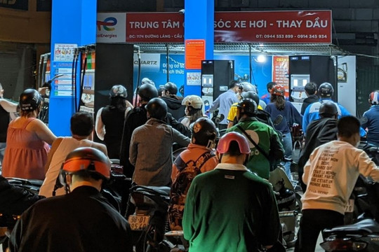 Vì sao người dân Hà Nội vẫn chầu chực cả đêm xếp hàng mua xăng?