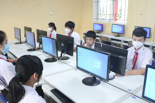 Hưng Yên tiếp nhận, nâng cấp hệ thống phòng máy tính phục vụ dạy môn Tin học