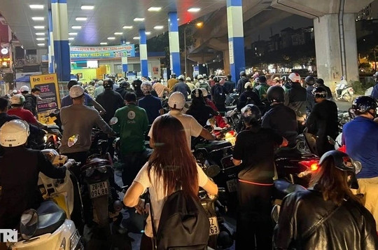 Hà Nội: Đảo lộn sinh hoạt vì khổ sở xếp hàng mua xăng từ nửa đêm