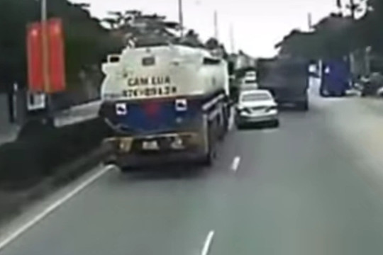 Video xe con lĩnh hậu quả khi cố vượt vào khe hẹp