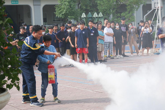 Học sinh thực hành kỹ năng phòng cháy chữa cháy
