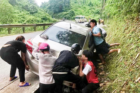 Nhóm học sinh Nghệ An giúp lái xe kéo ô tô rơi xuống mương