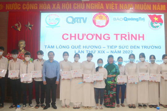 Trao học bổng 'Tiếp sức đến trường' cho 40 tân sinh viên Quảng Trị