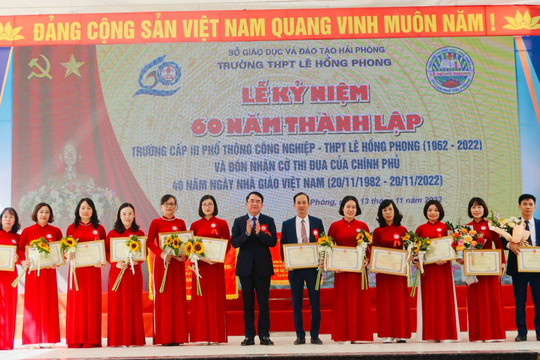 Nhiều trường học Hải Phòng kỉ niệm Ngày nhà giáo Việt Nam