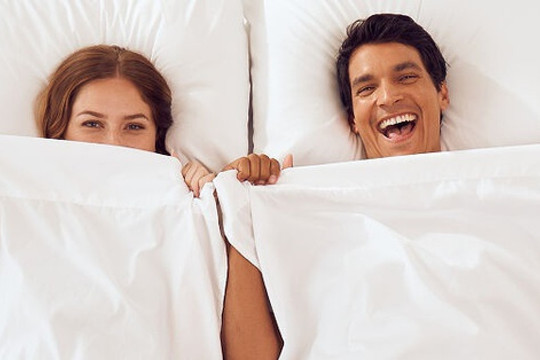 Vì sao vợ chồng nên 'ly hôn khi ngủ'