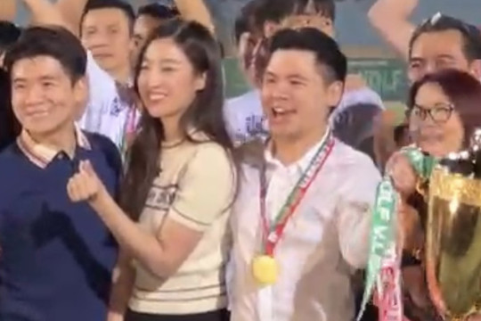 Hoa hậu Đỗ Mỹ Linh nâng cúp vô địch cùng Hà Nội FC