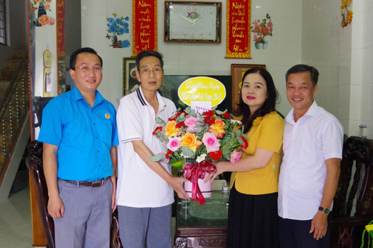 Công đoàn Giáo dục Quảng Trị thăm, tặng quà nhà giáo mắc bệnh hiểm nghèo