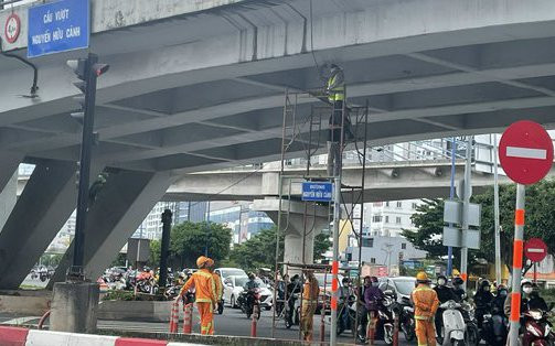 Cấm tất cả phương tiện lưu thông dưới dạ cầu vượt Nguyễn Hữu Cảnh