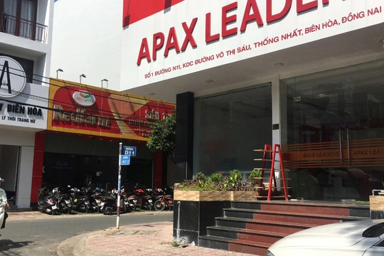Phụ huynh bật khóc đòi học phí từ Apax Leaders