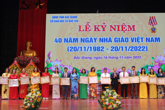 Bắc Giang kỷ niệm ngày Nhà giáo Việt Nam và đón nhận Cờ thi đua của Bộ GD&ĐT