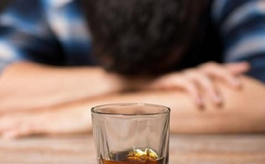 Người đàn ông nghiện rượu nhiều lần ngừng tuần hoàn