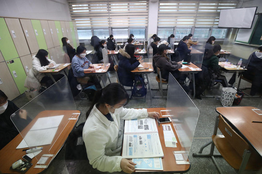 Hàn Quốc 'căng mình' trong ngày thi đại học