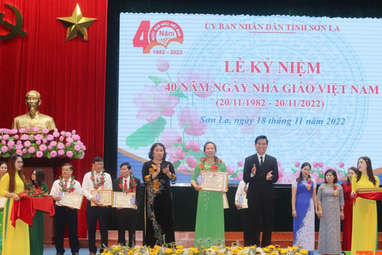Sơn La trao 220 kỷ niệm chương 'Vì sự nghiệp giáo dục'