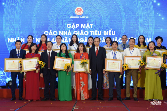 Bộ trưởng Nguyễn Kim Sơn tặng Bằng khen cho 400 nhà giáo tiêu biểu